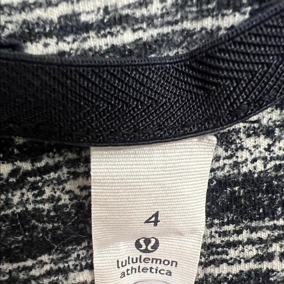 RARE Lululemon Savasana Wrap Charcoal Grey Strata Stripe Lined Size 4 - Picture 3 of 5